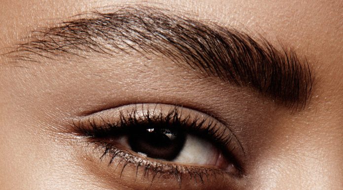 নারীর সৌন্দয্যে কাজলের ব্যবহার